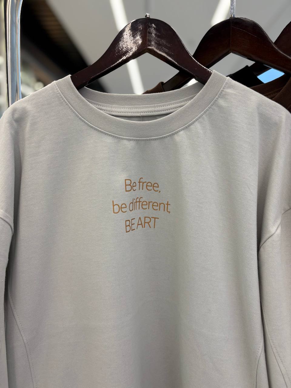 هستی تیشرت طرح Be free