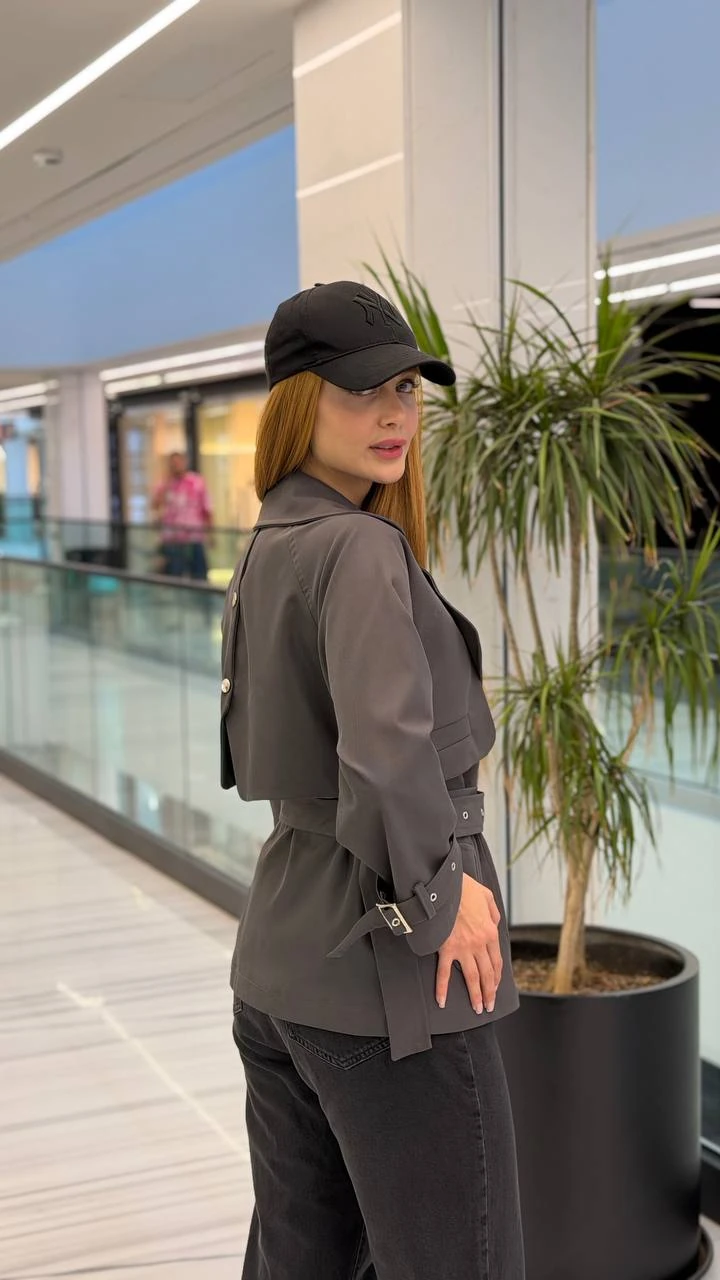 درین کت دکمه طلایی سه جیب کمربند دار